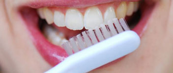 Günde 3 kez dişleri fırçalayıp 2 kere de diş ipi kullanın