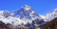 Everest’te turistik anıtlara yazı yazanlar kara listeye alınacak