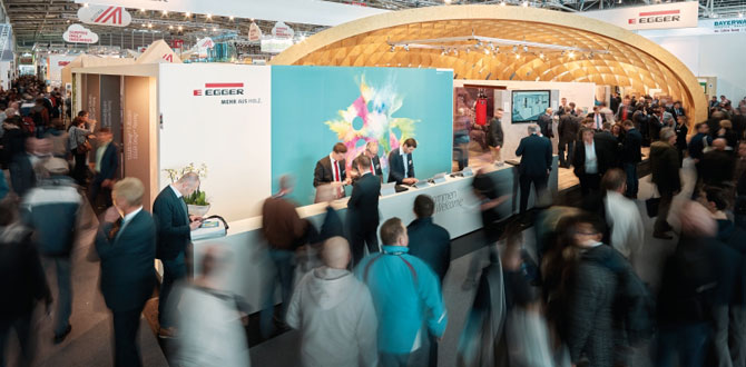 Enthusiastic premiere audience at EGGER’s exhibition stand