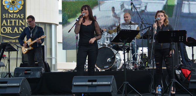 Ayşegül Aldinç yeni albümünün ilk konserini Altınoran Meydan’da verdi