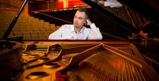 Tek eliyle mucizeler yaratan dünyaca ünlü piyanist İstanbul’a geliyor