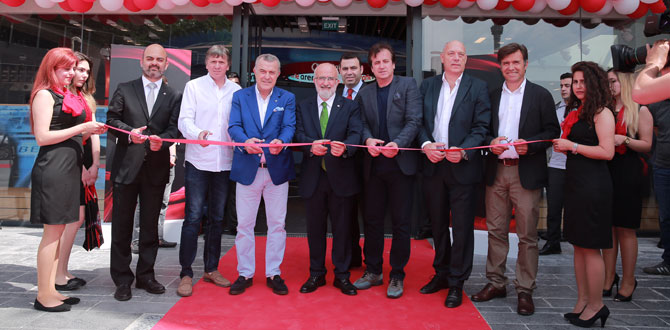 Vodafone Türkiye’nin en dijital mağazası Vodafone Arena’da açıldı